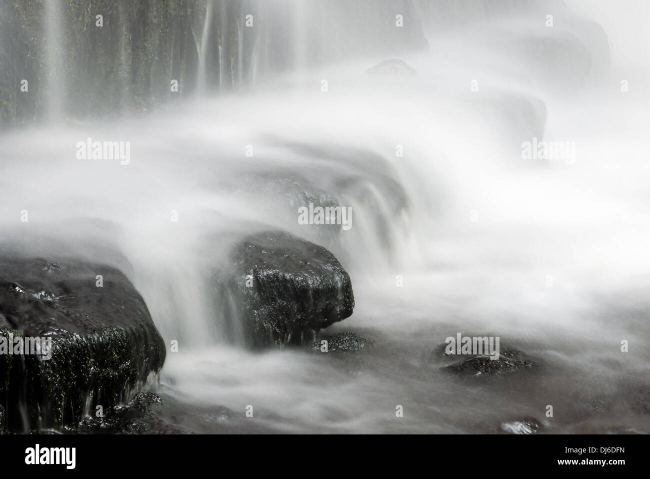 Una lunga esposizione di acqua che scorre sulle rocce di West Burton cascata Foto Stock