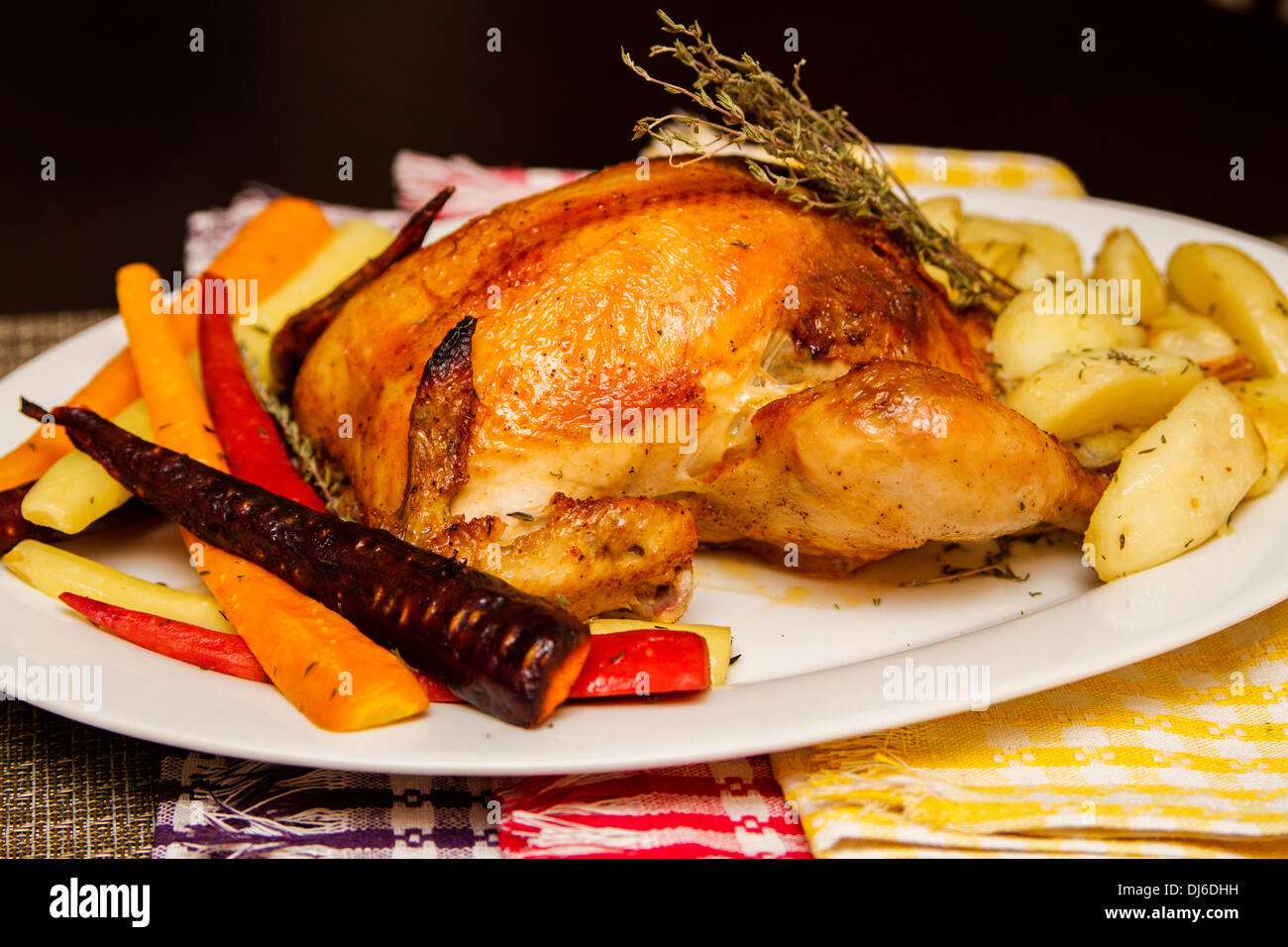Farcito croccante gustoso pollo arrosto con carote e patate Foto Stock