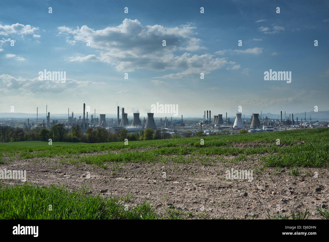 Grangemouth impianto petrolchimico in una giornata di sole. Campo coltivato su foregound. Foto Stock