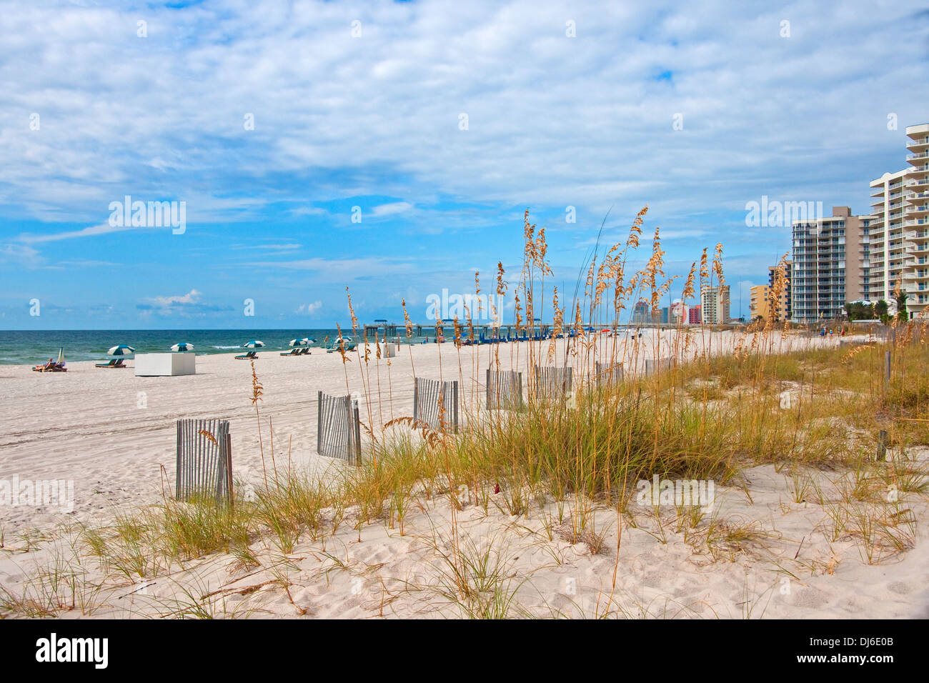 Alabama Gulf Coast arancione della spiaggia di sabbia bianca e condomini. Foto Stock