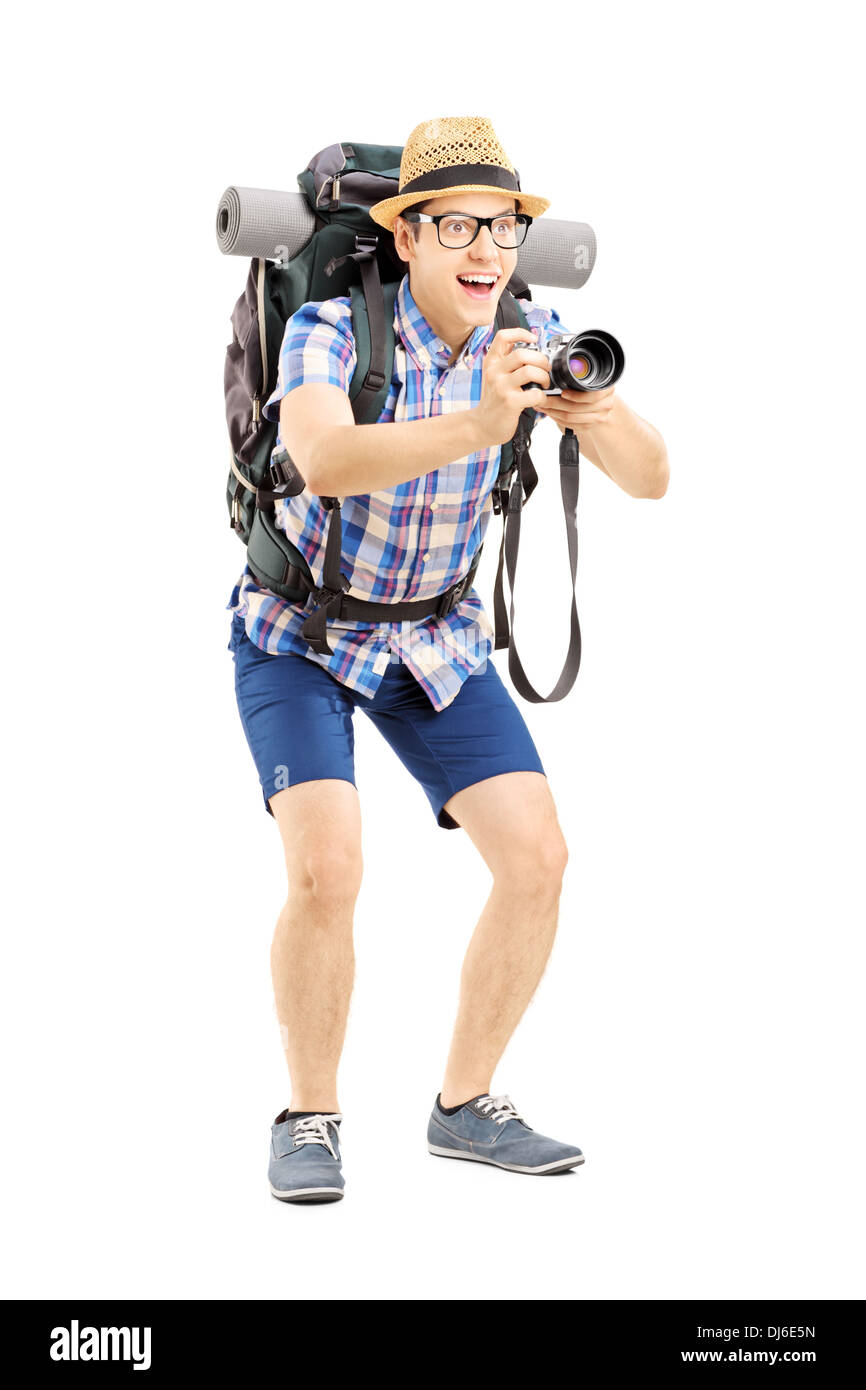 A piena lunghezza Ritratto di un maschio di turista con zaino di scattare una foto con la fotocamera Foto Stock