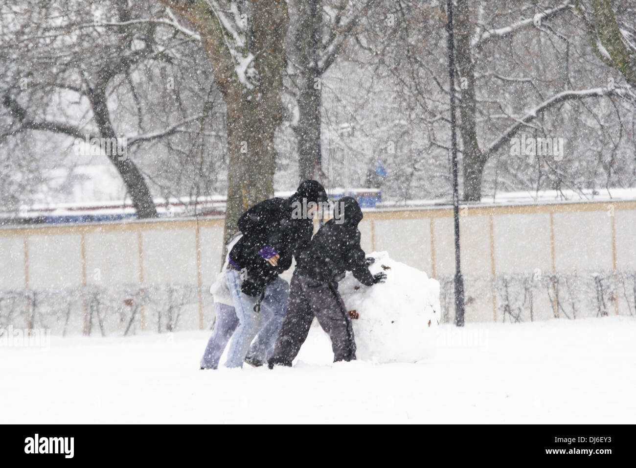 Inverno uomini rendendo pupazzo di neve nella parte est di Londra hackney Inghilterra Foto Stock