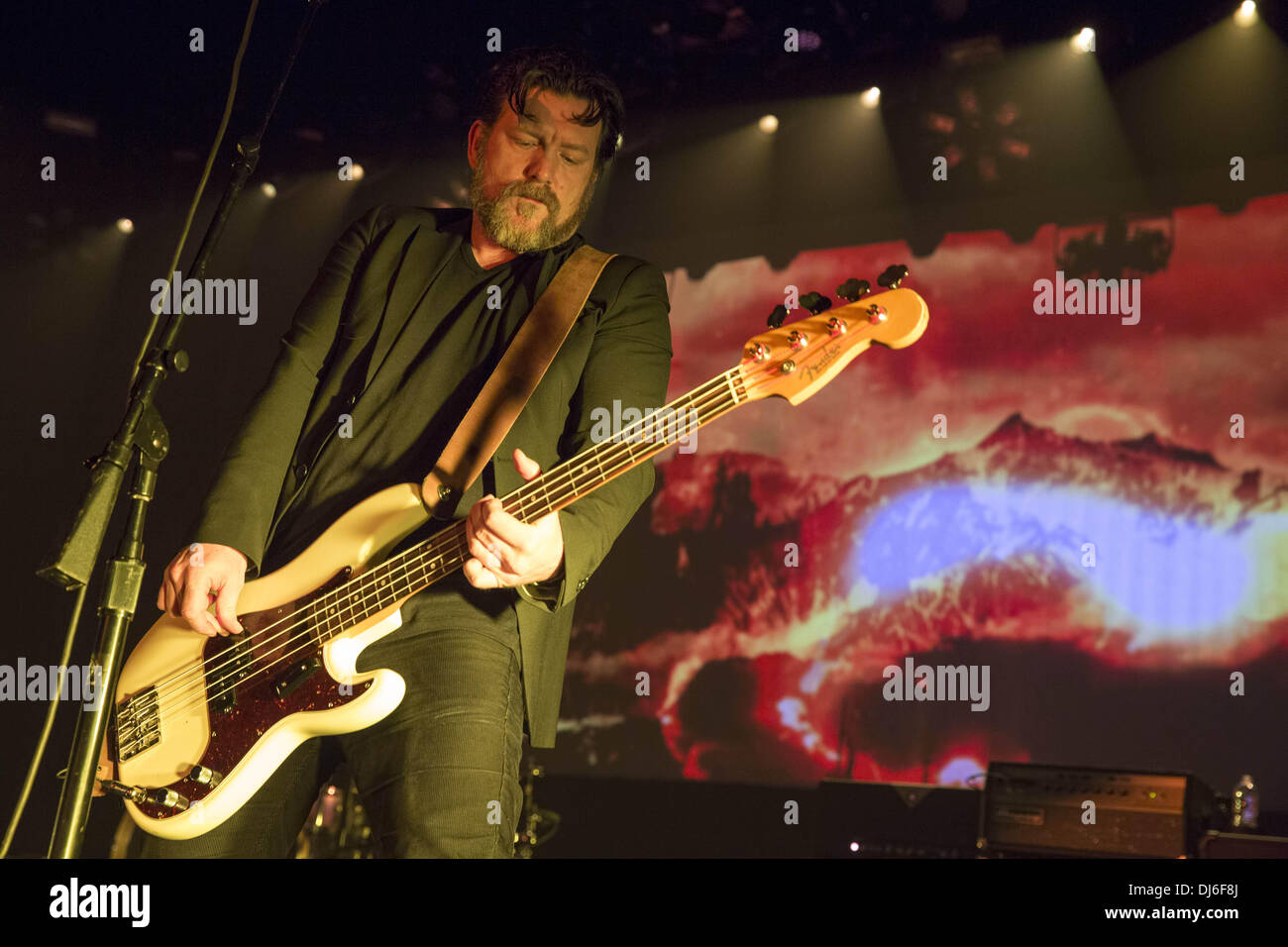 Milwaukee, Wisconsin, Stati Uniti d'America. Il 1° febbraio 2013. Il bassista ben pastore di Soundgarden suona presso il Rave a Milwaukee nel Wisconsin © Daniel DeSlover/ZUMAPRESS.com/Alamy Live News Foto Stock