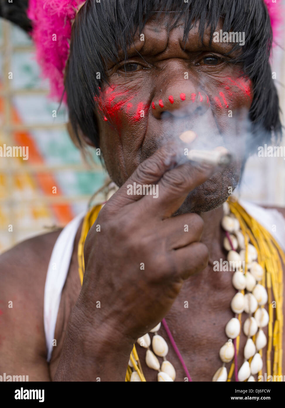 Donna anziana dal gruppo Singsing, Goroka Show, Papua Nuova Guinea fatti a mano per fumatori di sigarette di tabacco Foto Stock