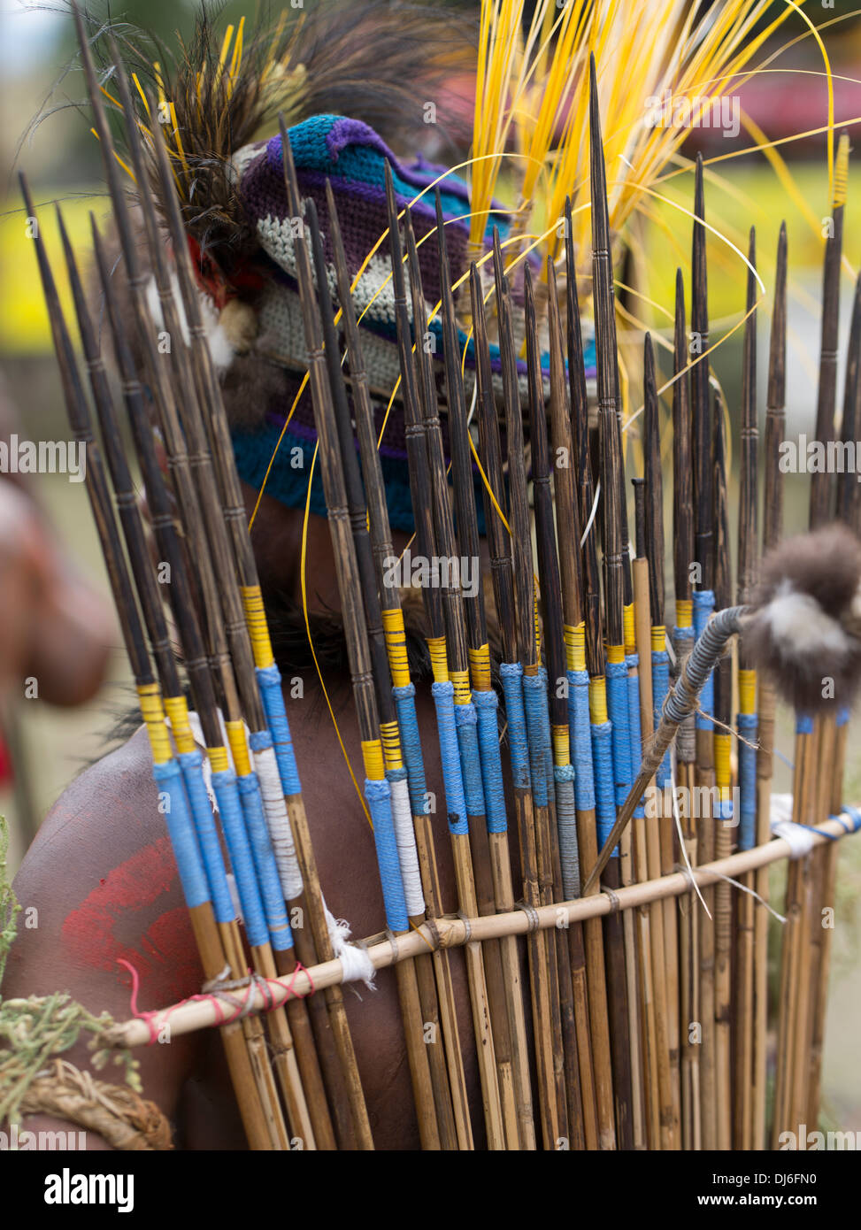 Provincia di Goroka Singsing membro del gruppo con faretra di frecce tradizionali, Goroka Show, Papua Nuova Guinea Foto Stock