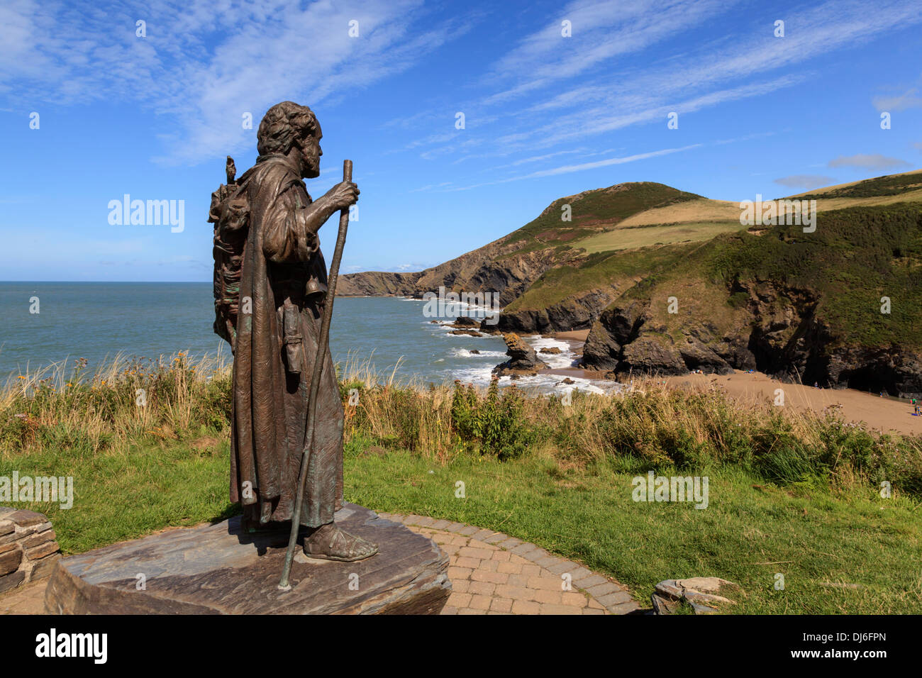 La statua di san crannog affacciato sulla spiaggia llangannog Foto Stock