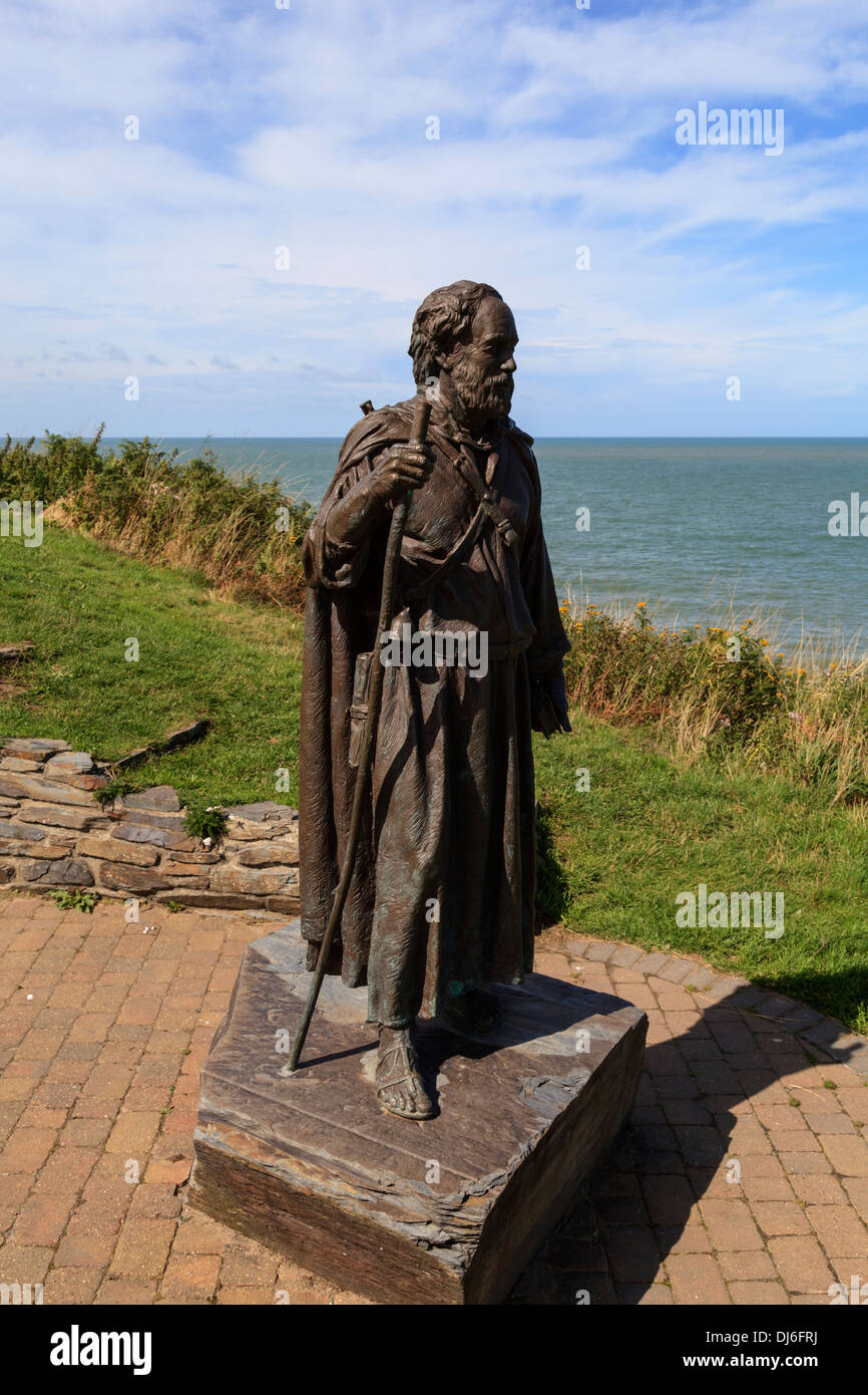 La statua di san crannog affacciato sulla spiaggia llangannog Foto Stock