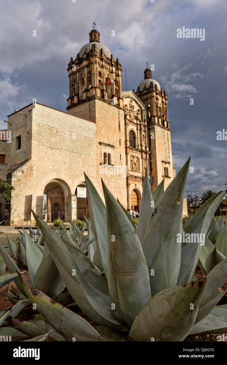 Chiesa di Santo Domingo de Guzmán‡n nel quartiere storico Ottobre 30, 2013 a Oaxaca, Messico. Foto Stock