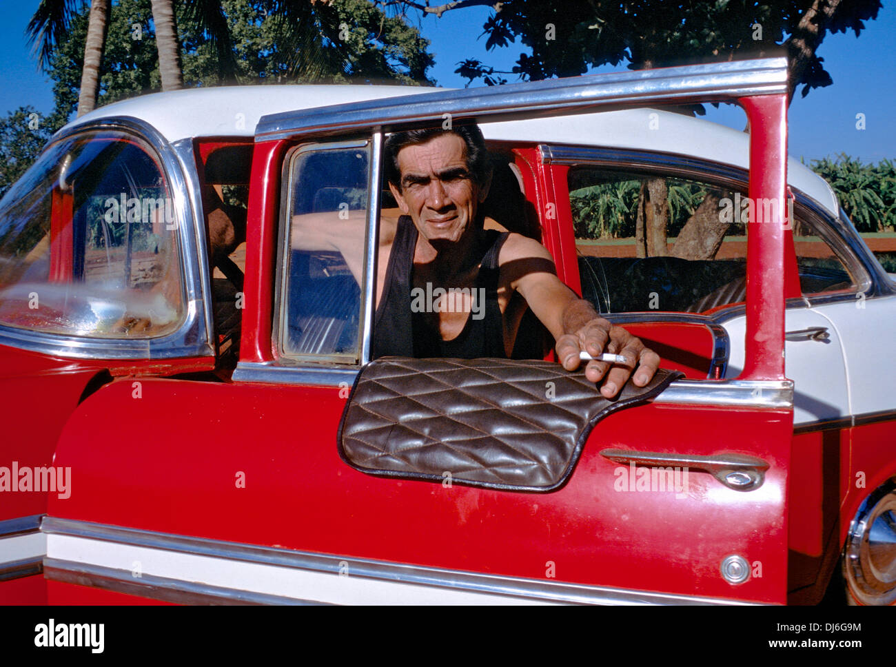 Uomo cubano con vintage americano auto Foto Stock