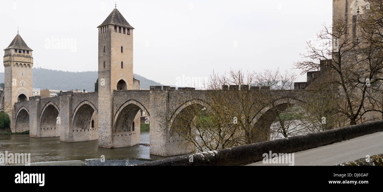 Porto Valentre a Cahors ampio panorama. Il multi-arcuata di ponte in pietra a Cahors è un punto focale per i visitatori di questa città Foto Stock Porto Valentre a Cahors ampio panorama. Il multi-arcuata di ponte in pietra a Cahors è un punto focale per i visitatori di questa città Foto Stock