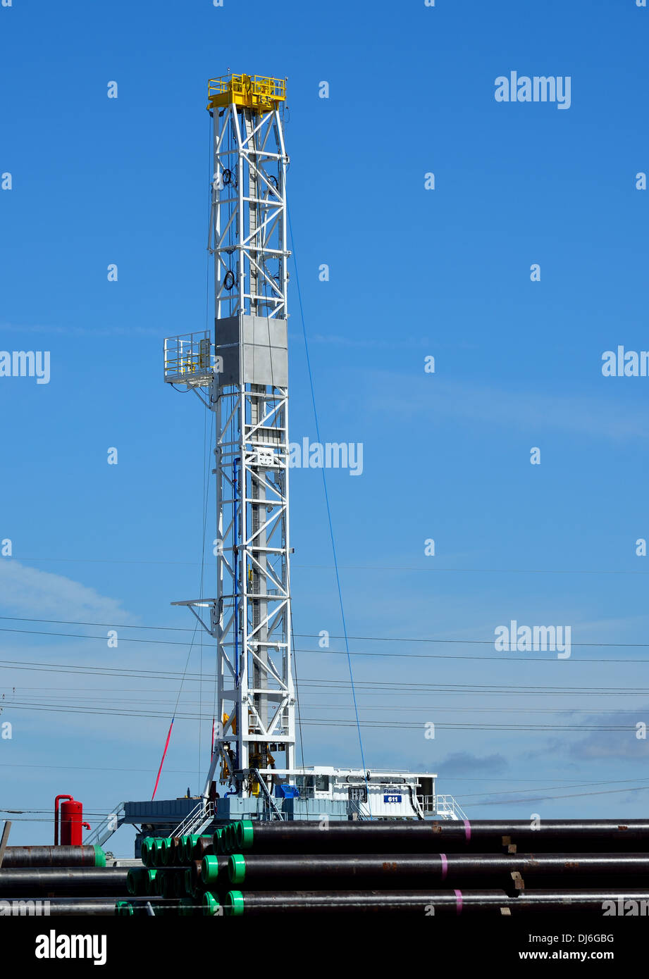 Un olio e gas impianto di perforazione, con la pila di tubi in acciaio. Texas, Stati Uniti d'America. Foto Stock