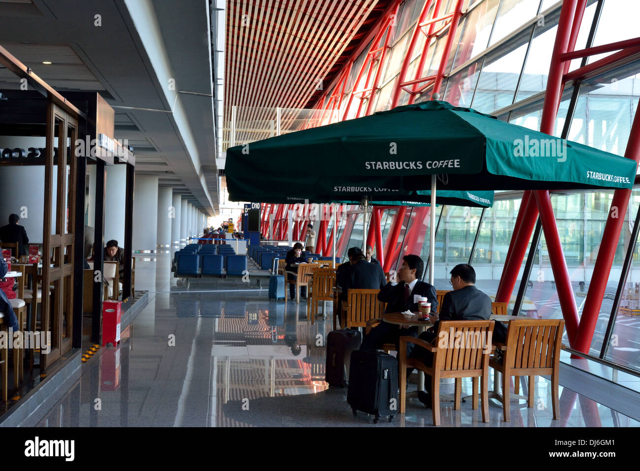 Starbucks Coffee impostare negozi del terminal dell aeroporto di Pechino, Cina. Foto Stock