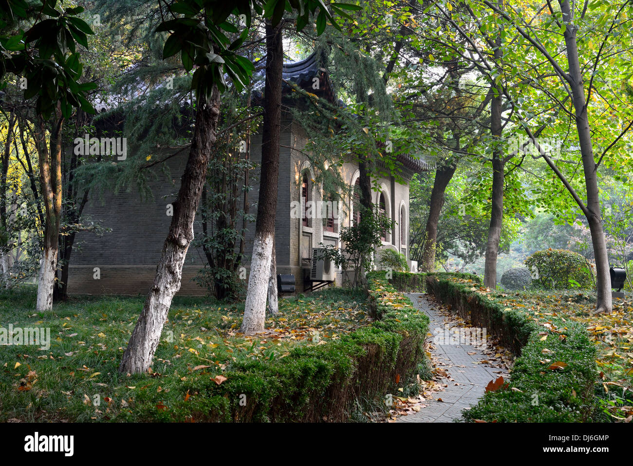 Un Cinese tradizionale casa nel bosco. Nanjing, provincia dello Jiangsu, Cina. Foto Stock