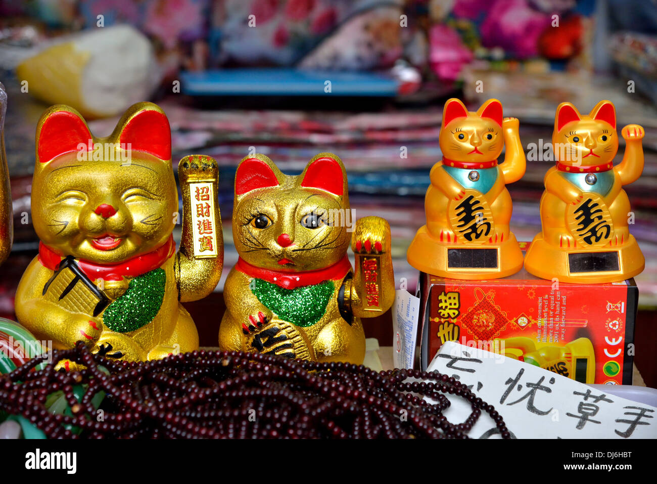 Souvenir golden gatti simboleggiano la ricchezza e la prosperità. Nanjing, provincia dello Jiangsu, Cina. Foto Stock