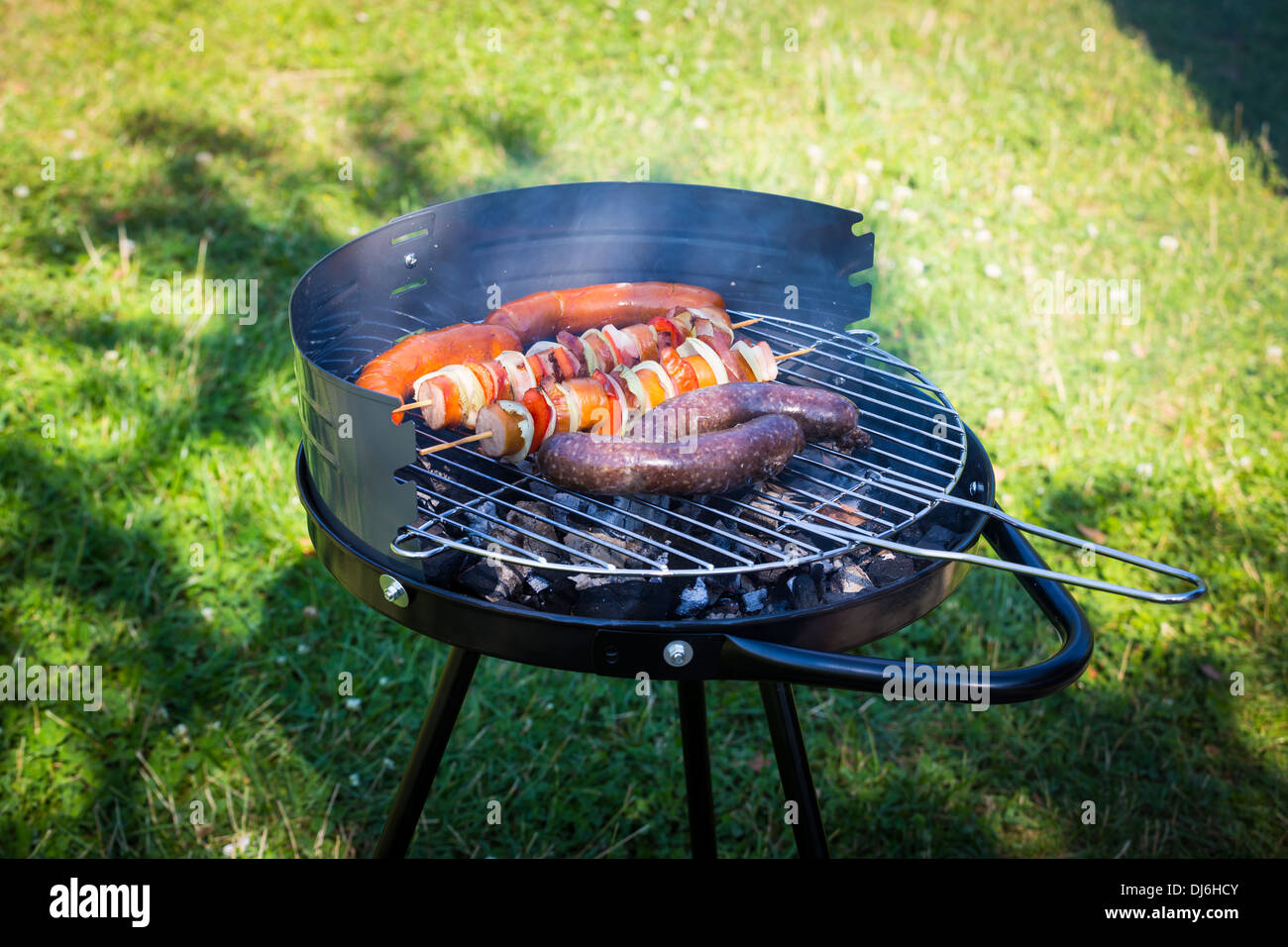 Barbecue con fiery salsicce alla griglia Foto Stock