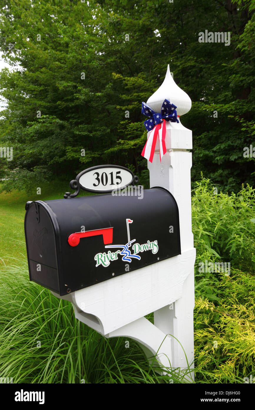 Mailbox decorate con stelle e strisce di prua per Giorno Di Indipendenza, vicino a Westminster, Carroll County, Maryland, Stati Uniti d'America Foto Stock