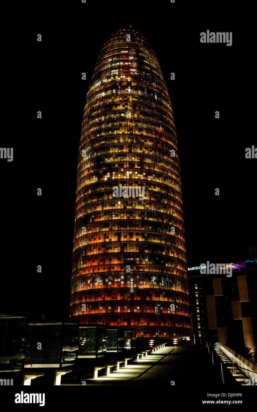 Barcellona, Spagna. Novembre 22nd, 2013: la facciata del 38 piani Torre Agbar con i suoi più di 4.500 dispositivi luminosi che possono operare in modo indipendente che utilizza la tecnologia a LED visualizza una decorazione stagionale fuori di movimentazione di luci e colori per il tempo di Natale. Foto Stock