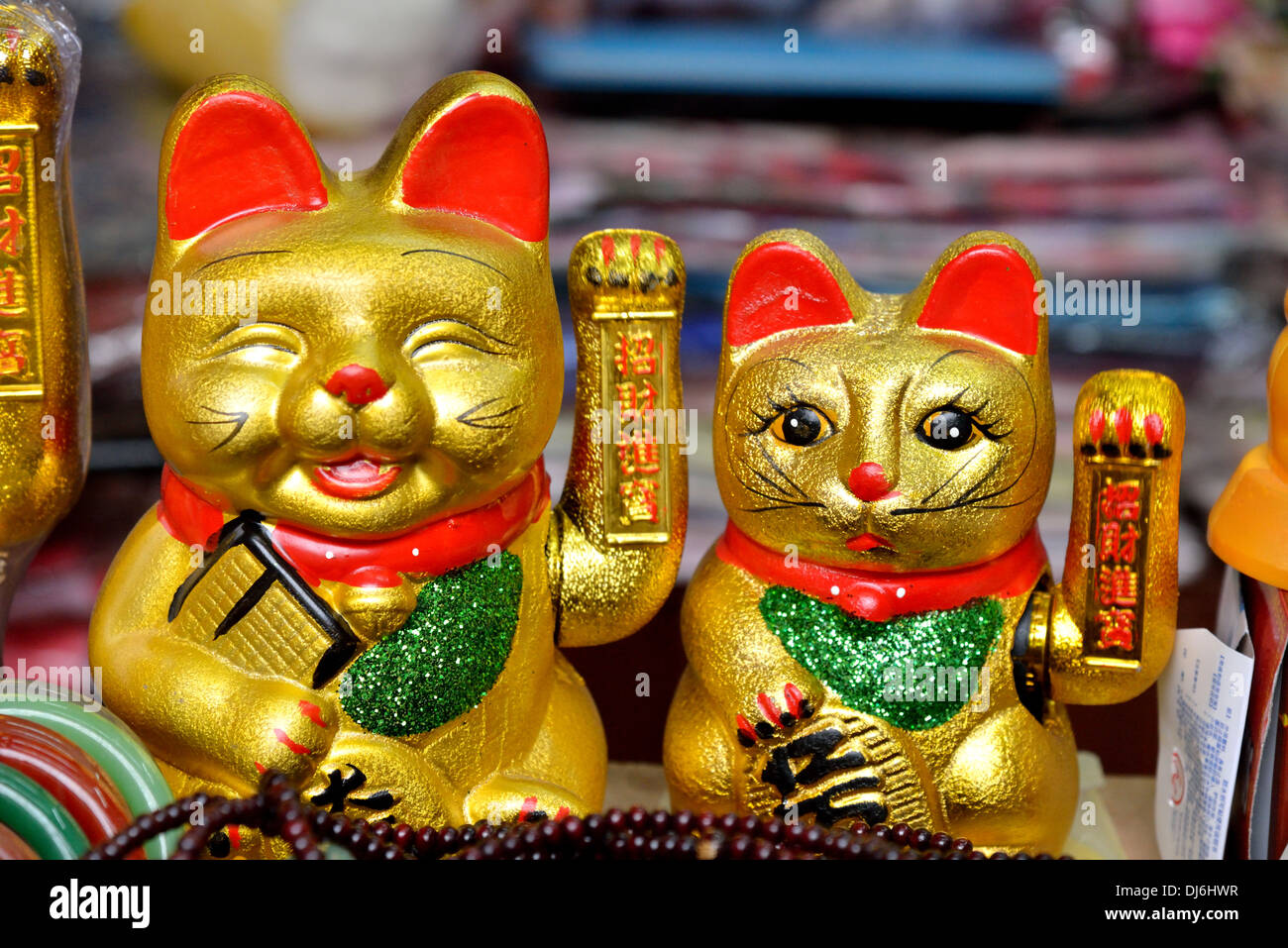 Souvenir golden gatti simboleggiano la ricchezza e la prosperità. Nanjing, provincia dello Jiangsu, Cina. Foto Stock