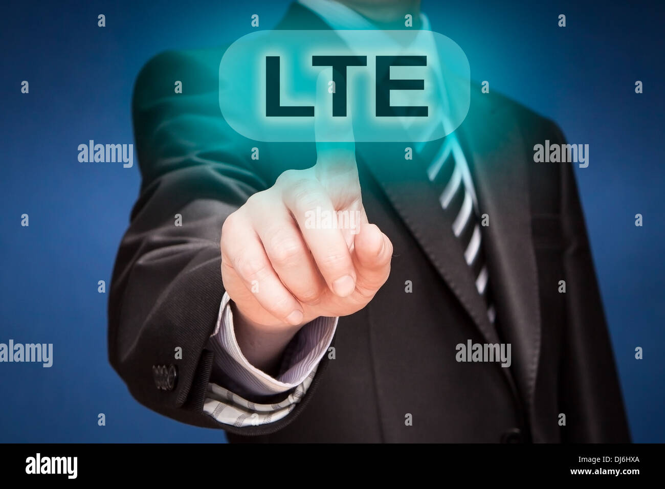 Imprenditore sta spingendo il suo dito sul pulsante lte Foto Stock