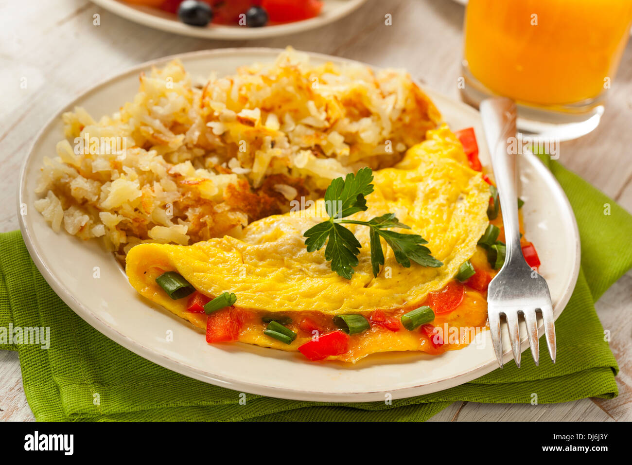 In casa vegetariano organico frittata al formaggio con cipolle e peperoni Foto Stock