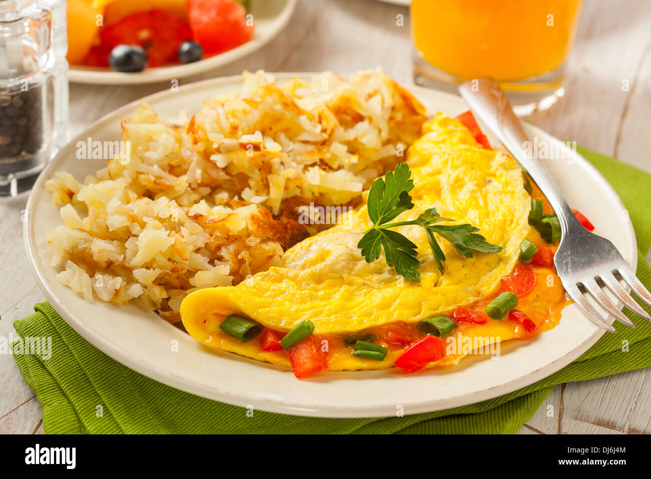 In casa vegetariano organico frittata al formaggio con cipolle e peperoni Foto Stock