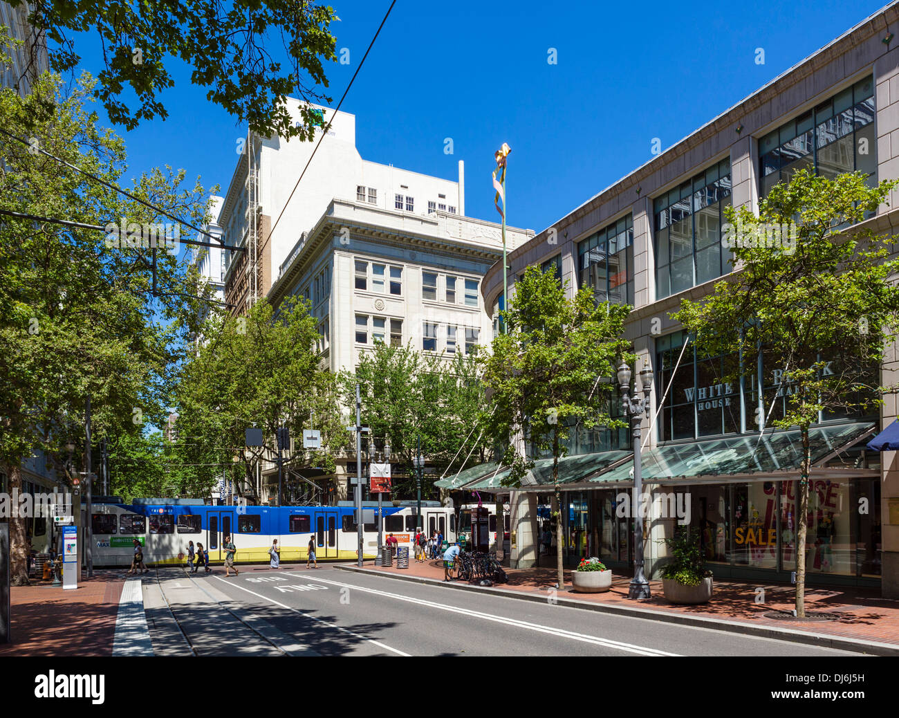 A sud-ovest della Quinta Avenue a Pioneer Place nel centro di Portland, Oregon, Stati Uniti d'America Foto Stock