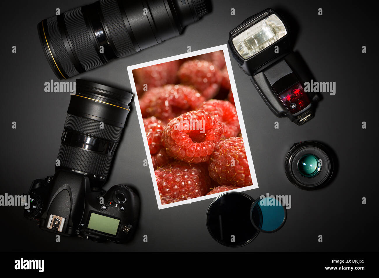 Fotocamera e una lente su nero mostra fotografo still life Foto Stock