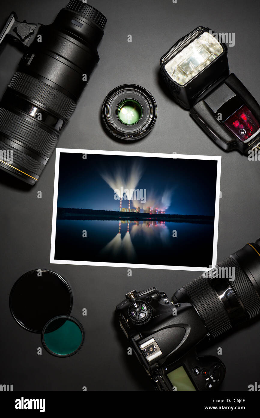 Fotocamera e una lente su nero mostra fotografo still life Foto Stock