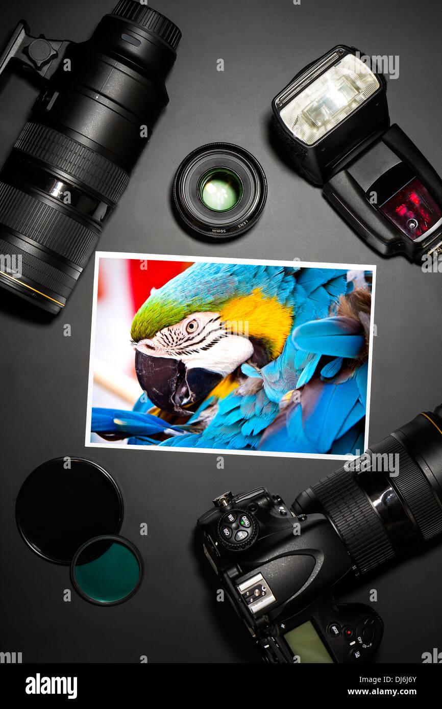 Fotocamera e una lente su nero mostra fotografo still life Foto Stock