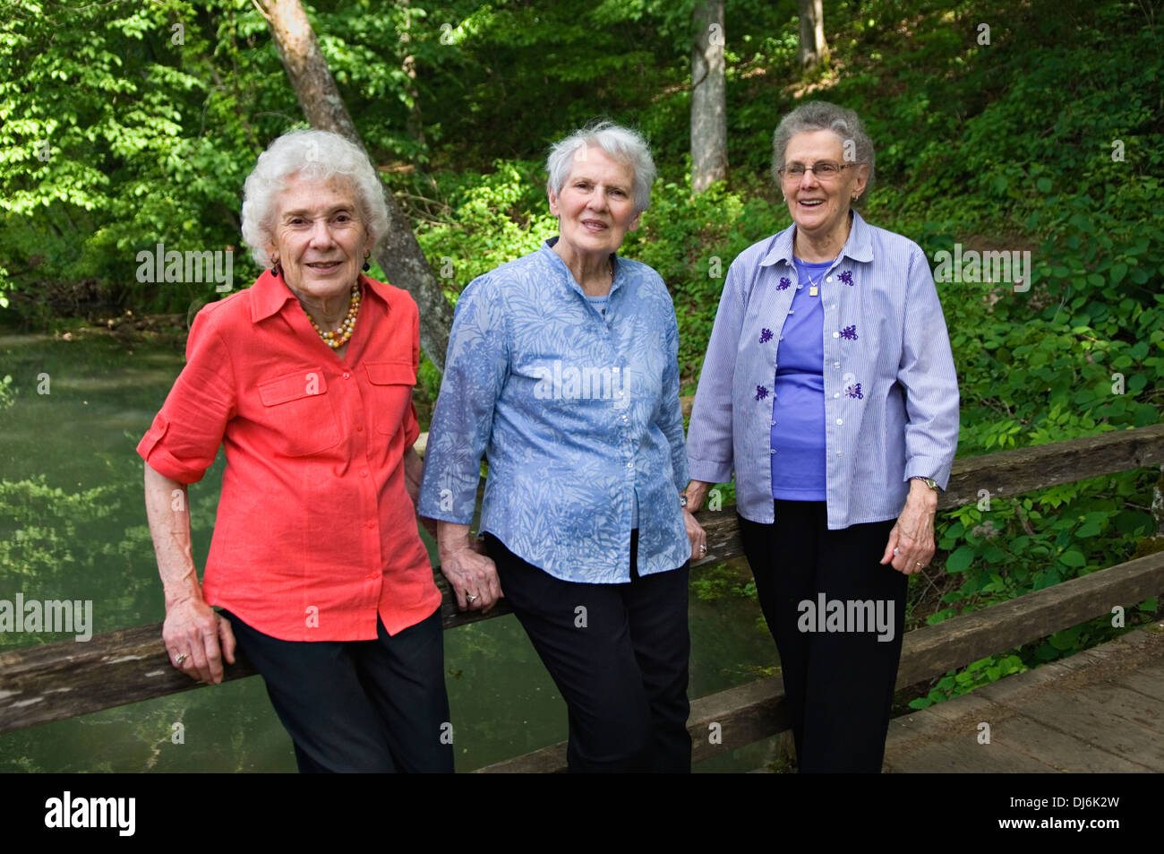 Le tre sorelle sul ponte al mulino di primavera del parco statale in Indiana Foto Stock