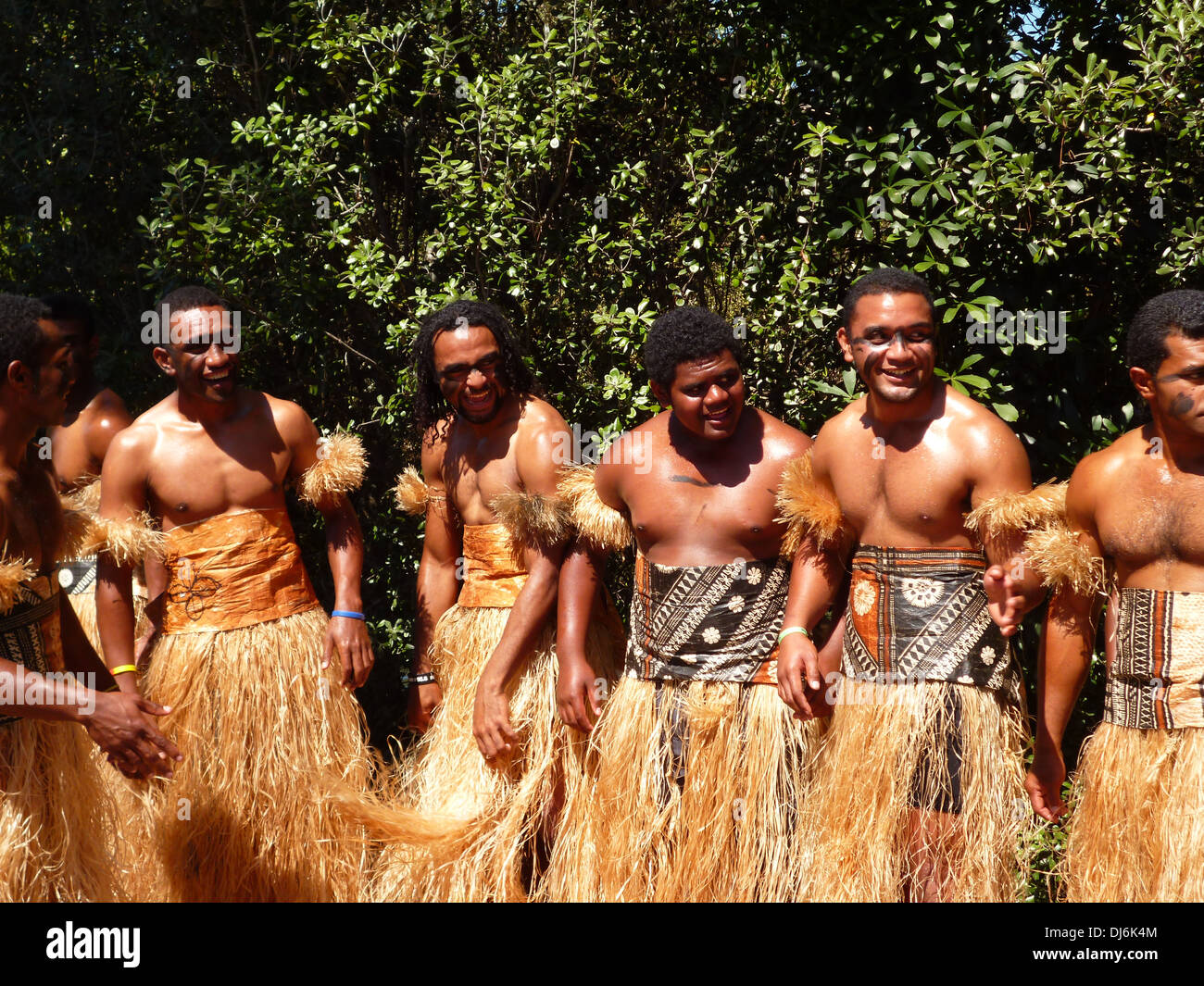 Isola del Pacifico da ballerini scherzo prima di eseguire presso il Festival Pasifika messo in scena a Auckland ogni Marzo, Nuova Zelanda Foto Stock