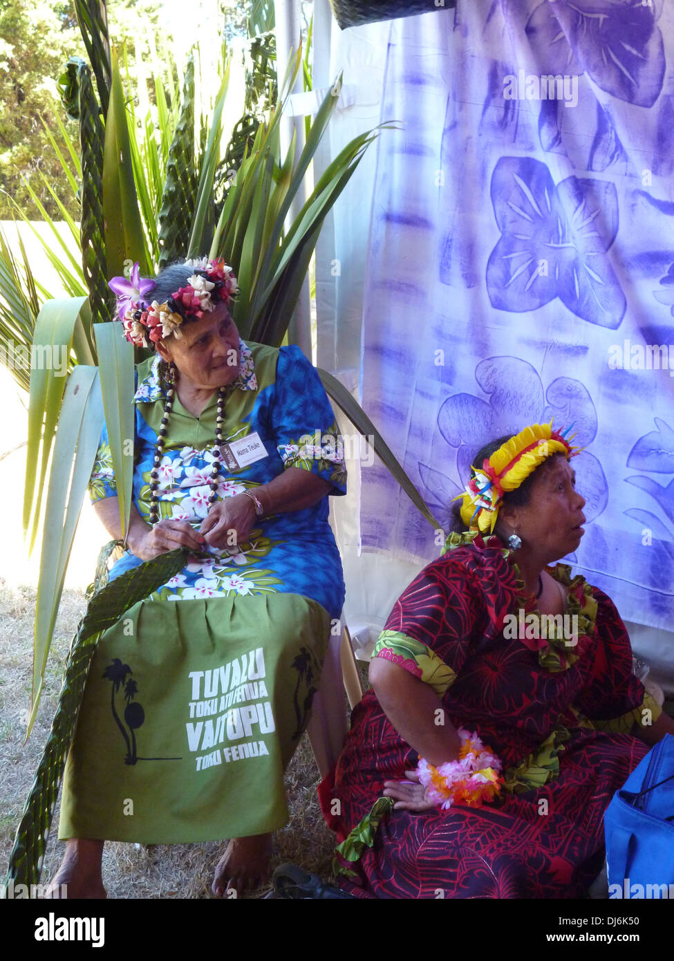Isola del pacifico le donne da Tuvalu a lavorare in una tenda di artigianato presso il Festival Pasifika a Auckland, Nuova Zelanda Foto Stock