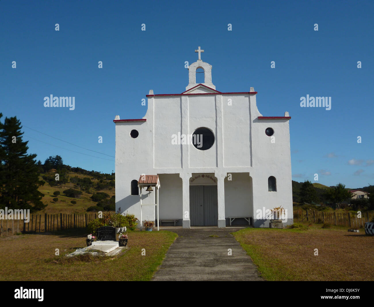 La missione spagnola style San Pietro è solo una delle numerose e splendide chiese storiche nell'Hokianga, Nuova Zelanda Foto Stock