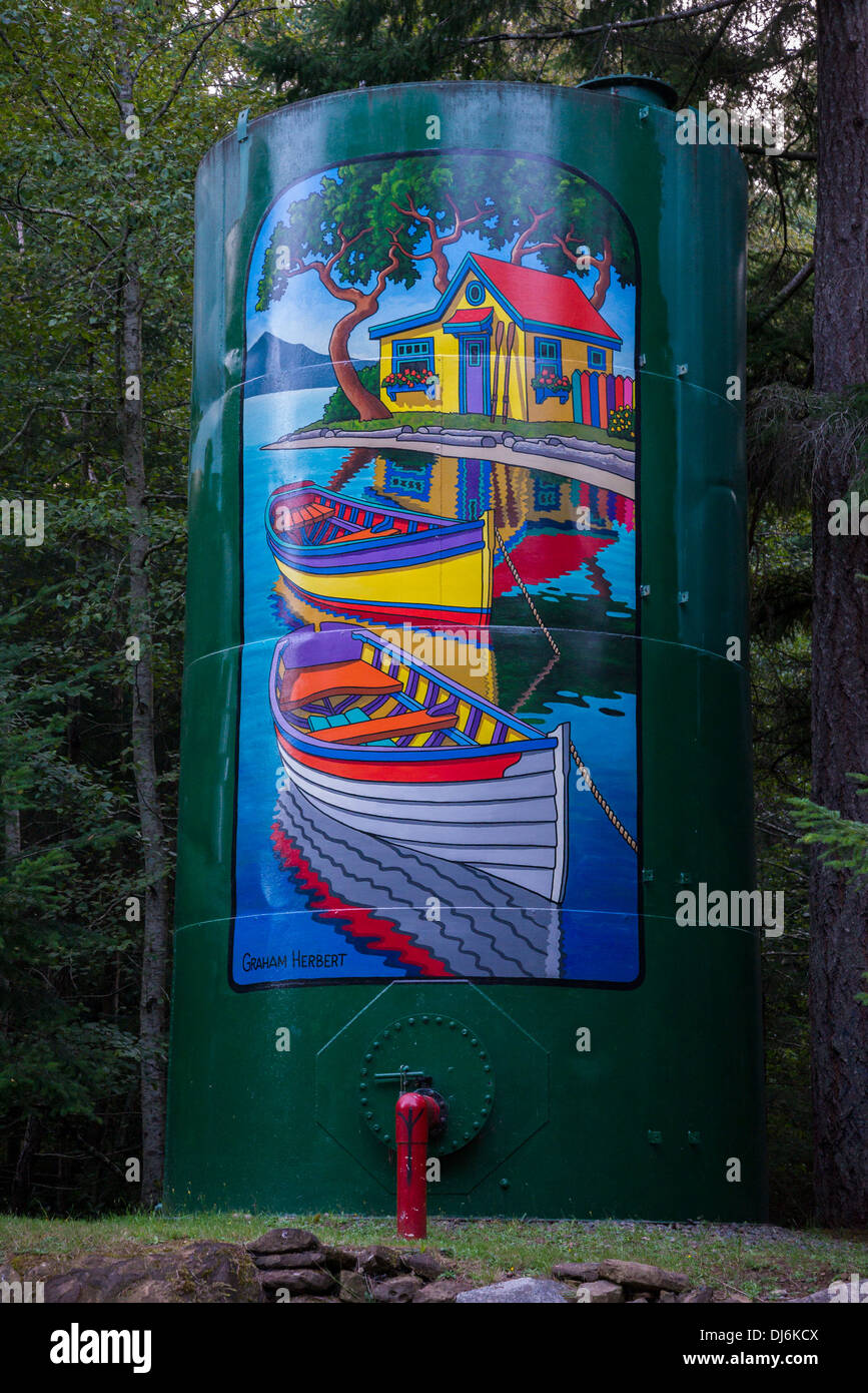 Murale dipinto sul serbatoio di accumulo dell'acqua, Hornby Isola, British Columbia, Canada Foto Stock