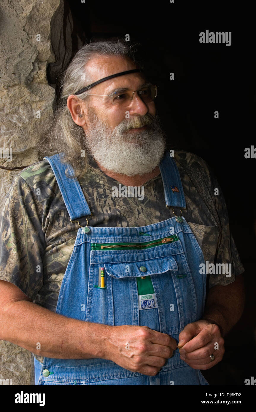 Ritratto di uomo con piena barba grigia Foto Stock