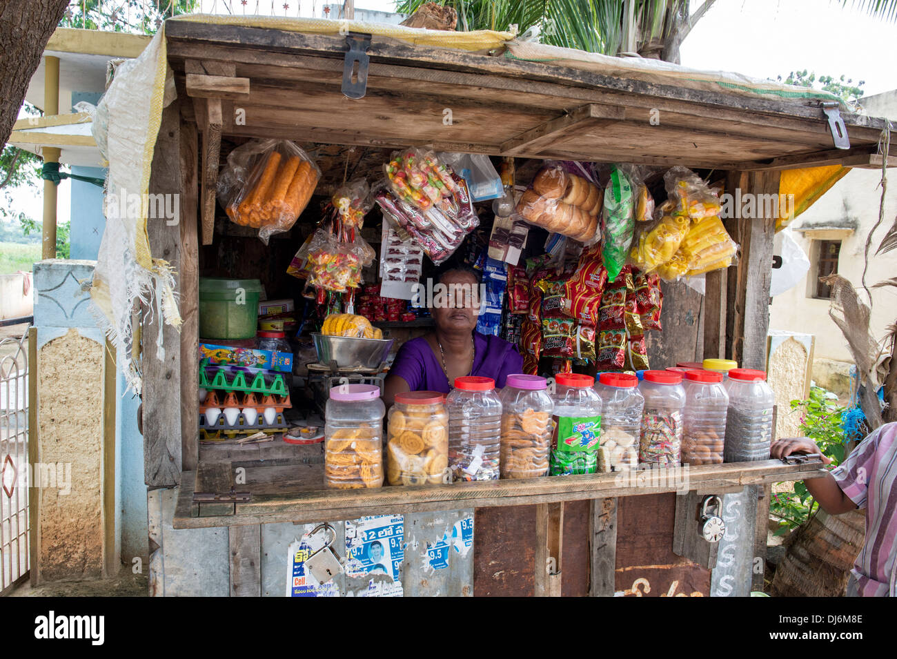 Rurale villaggio indiano street shop / shack. Andhra Pradesh, India Foto Stock