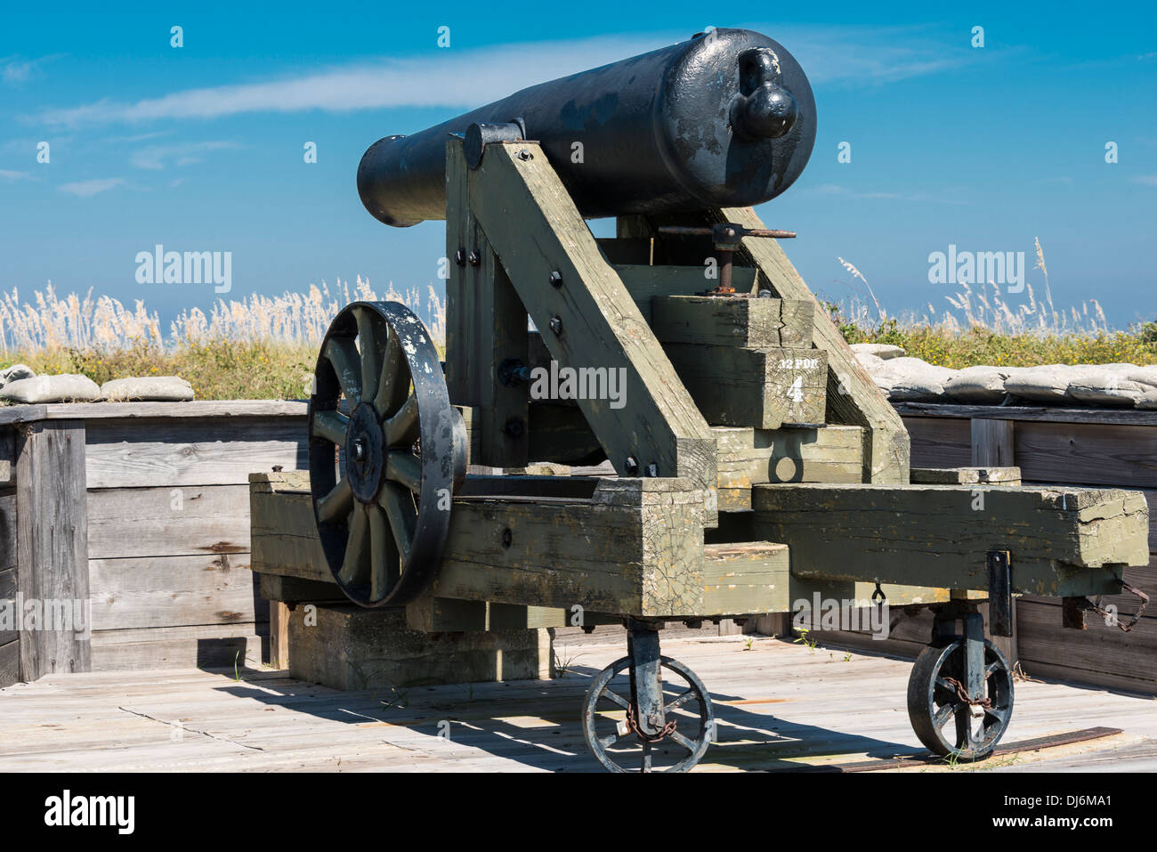 32 Pounder Sea Coast difesa pistola sul carrello di barbette, Fort Morgan sito storico dello Stato, Fort Morgan, Alabama. Foto Stock