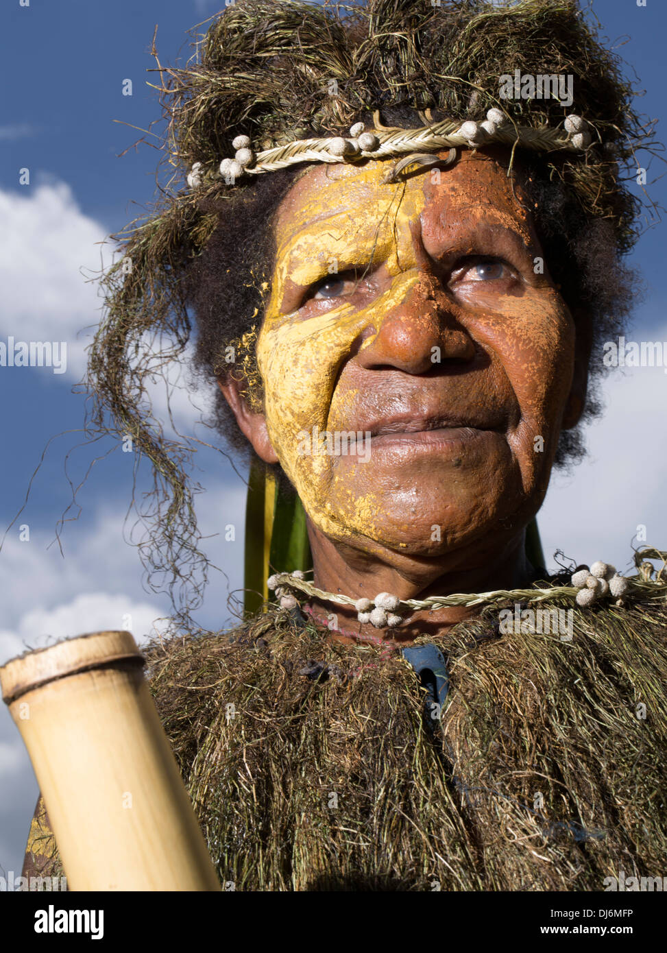 Donna anziana con tribale tradizionale vernice faccia a Goroka Show Singsing, Papua Nuova Guinea Foto Stock