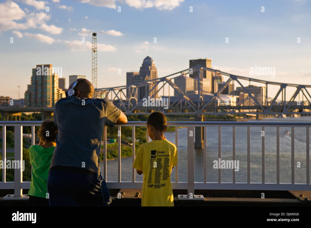 Padre e due figli che si affaccia sul Fiume Ohio e la città di Louisville da quattro grandi ponte pedonale Foto Stock