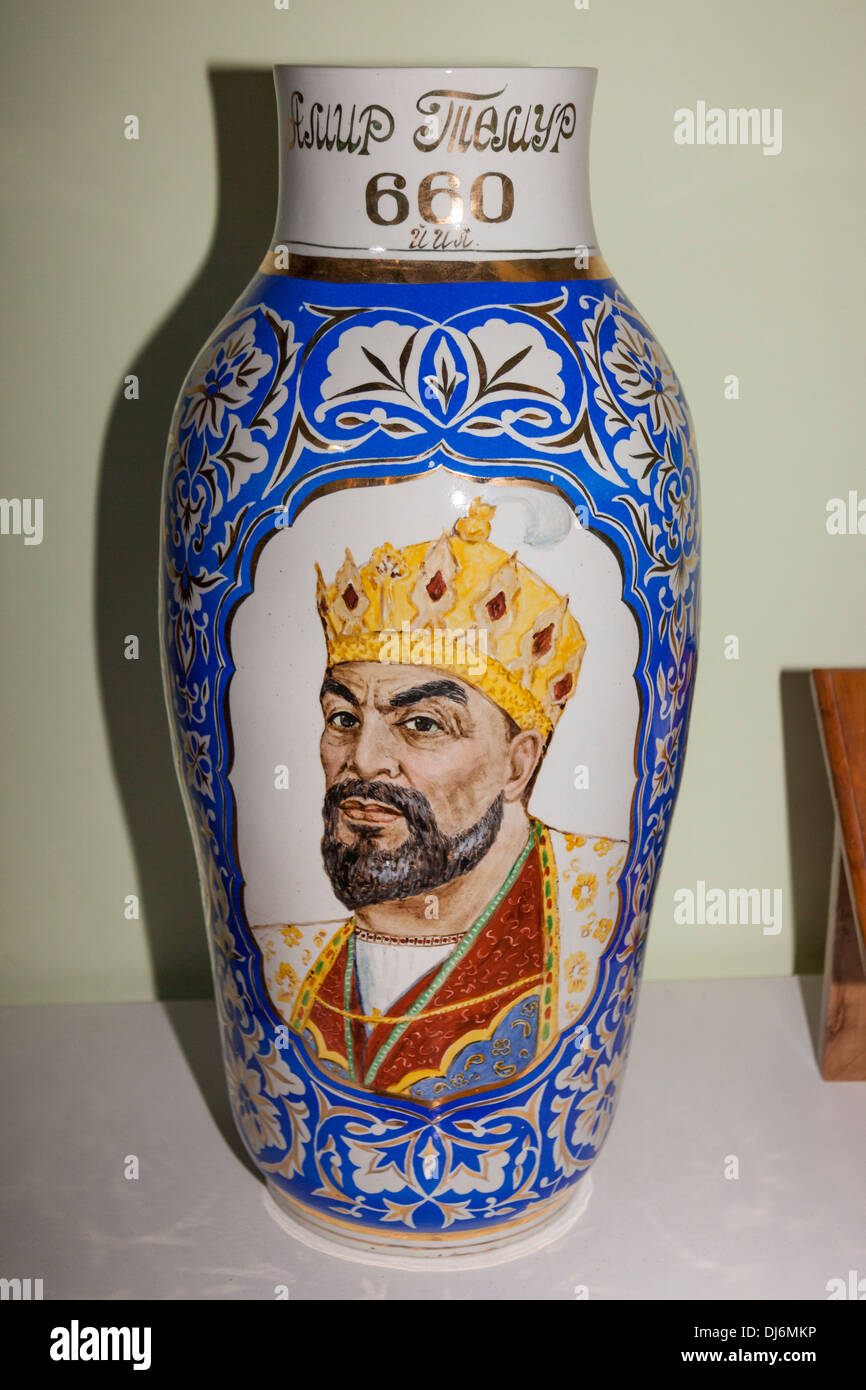Vaso colorato raffigurante Tamerlane, noto anche come Timur, il Museo di Arti Applicate, Tashkent, Uzbekistan Foto Stock