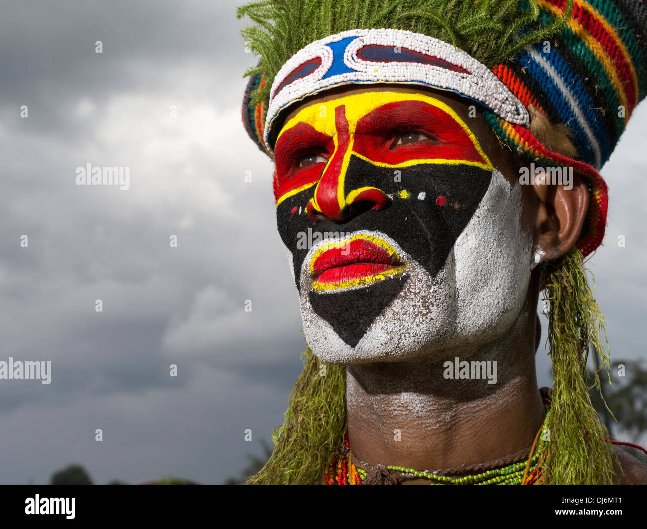 Tribal uomo faccia con vernice a Goroka Show Singsing Papua Nuova Guinea Foto Stock