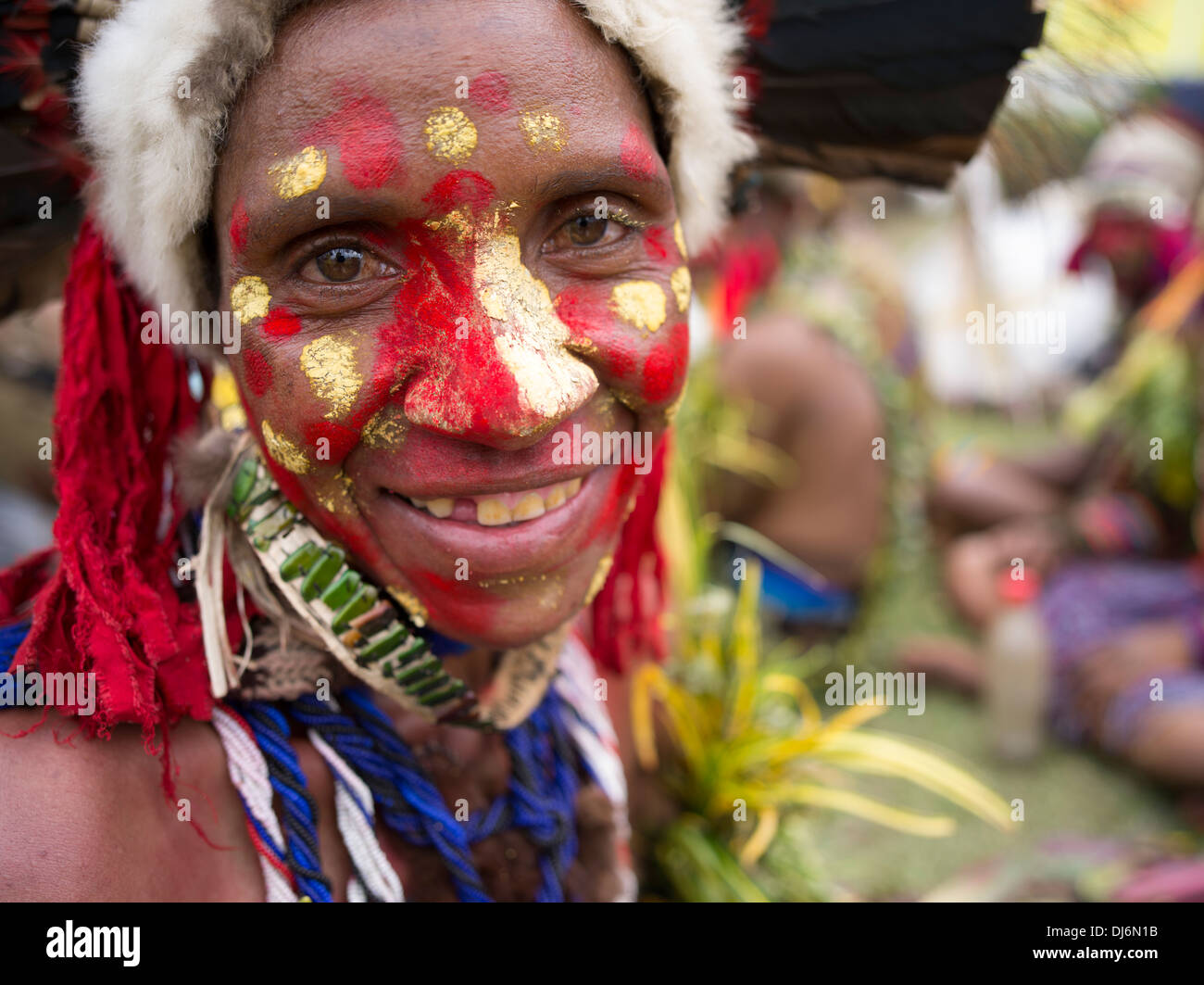 Donna con faccia tribale vernice a Goroka Show Singsing Festival Culturale di Papua Nuova Guinea Foto Stock