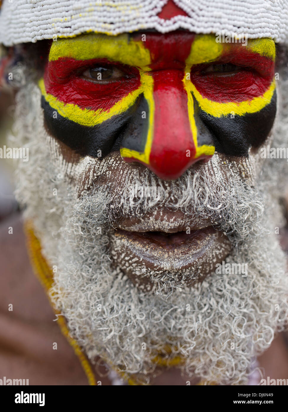 Tribal elder con faccia la vernice e la barba di Goroka Show, Papua Nuova Guinea Foto Stock
