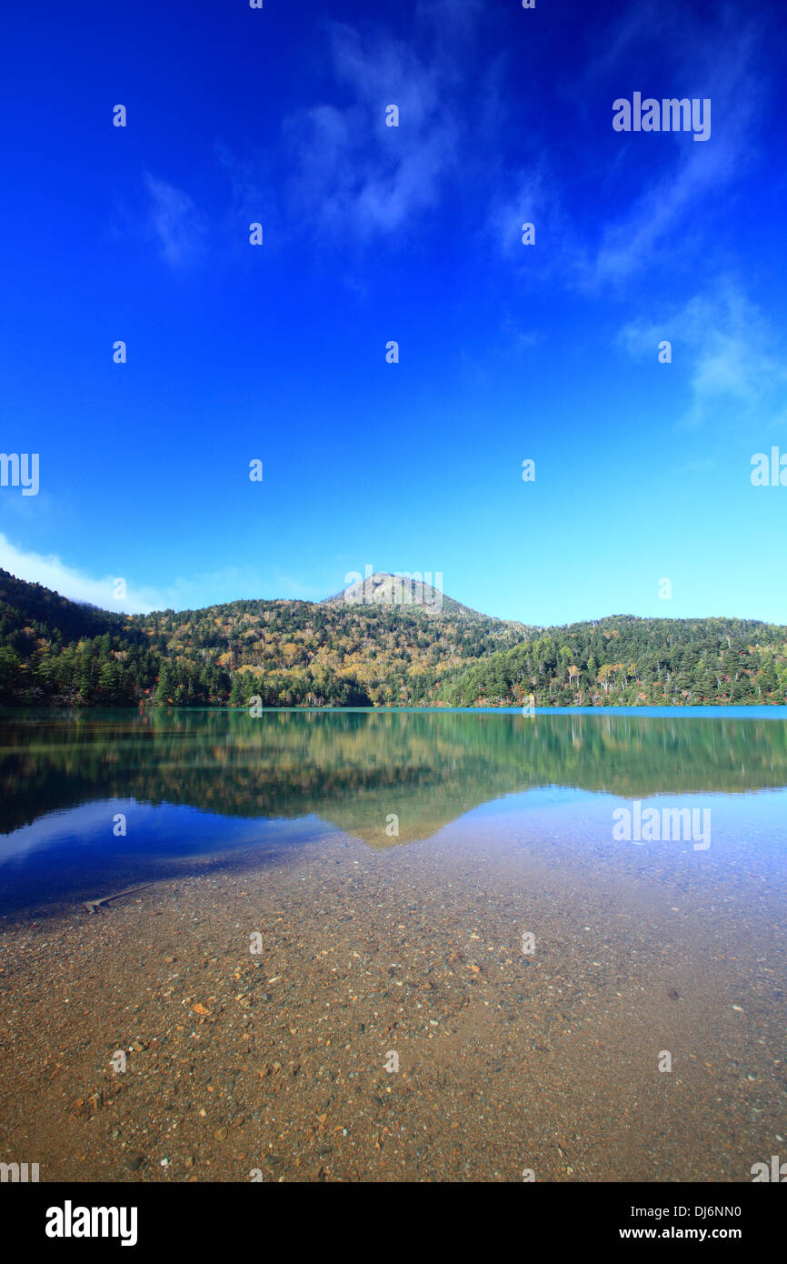 Montagna e stagno in autunno, altopiano di Shiga, Nagano, Giappone Foto Stock
