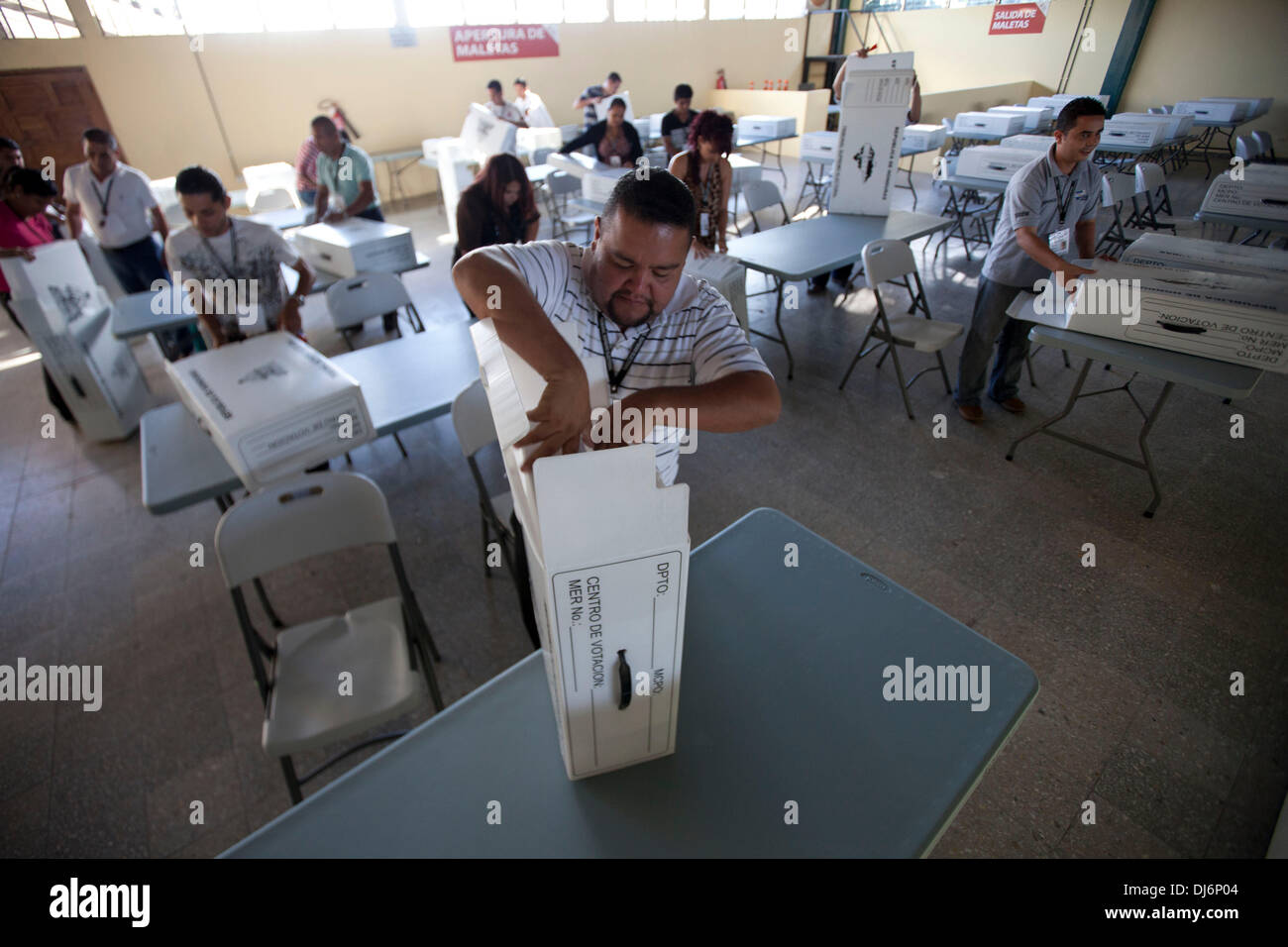 Tegucigalpa, nov. 22. 23 Nov, 2013. Lavoratori disporre i sacchetti elettorale presso il magazzino del Tribunale Supremo Elettorale a Tegucigalpa, Honduras, su nov. 22, 2013. Honduras' elezione presidenziale si terrà il 9 novembre 24, 2013. Credito: Rafael Ochoa/Xinhua/Alamy Live News Foto Stock