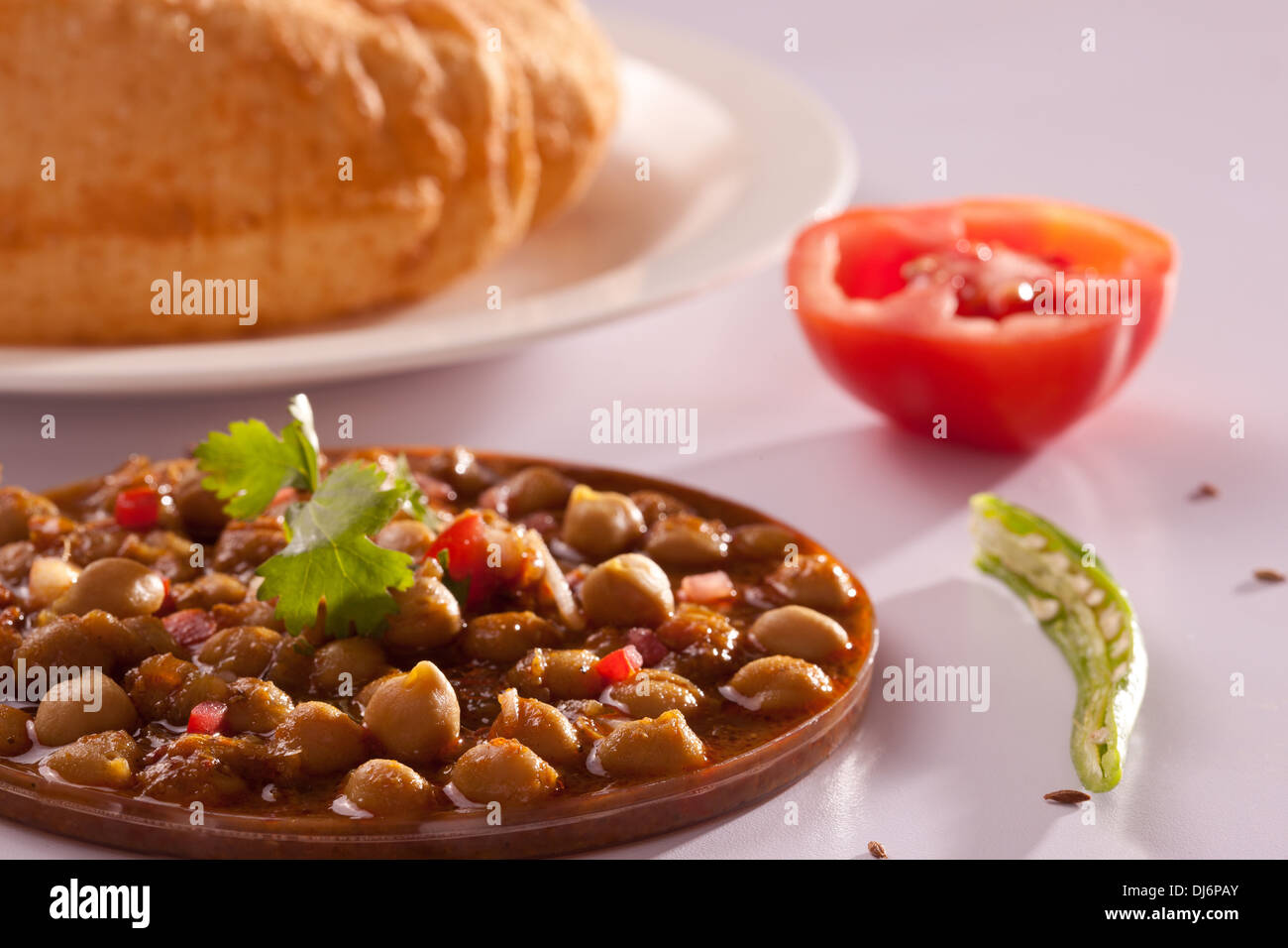 Chola Batura - Batura è un tradizionale Indiano settentrionale Punjabi pane classico assaporato con Chola - insieme chiamato come "Chola Batura" Foto Stock