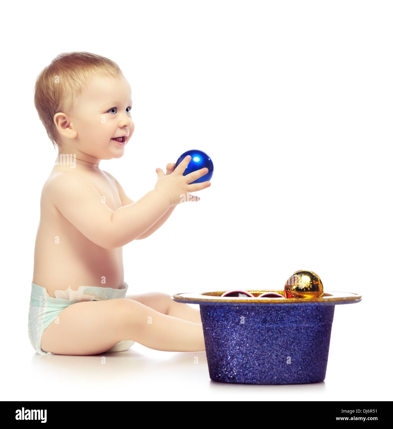 Il bambino gioca con le palle di Natale, isolato su bianco Foto Stock