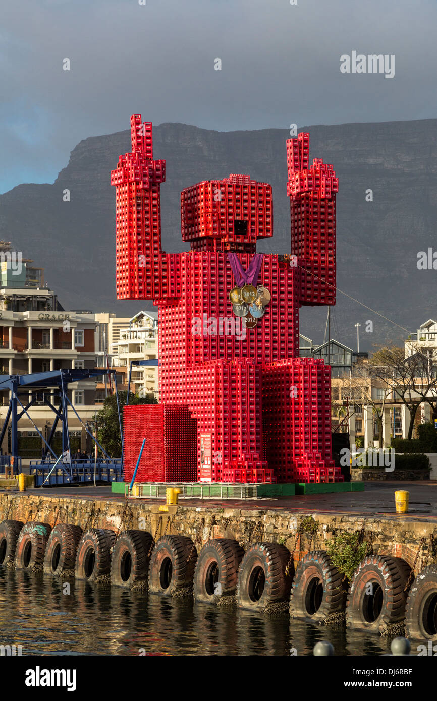 Sud Africa, Cape Town. "Lego Man' scultura fatta di plastica 4200 Coca Cola casse. Foto Stock