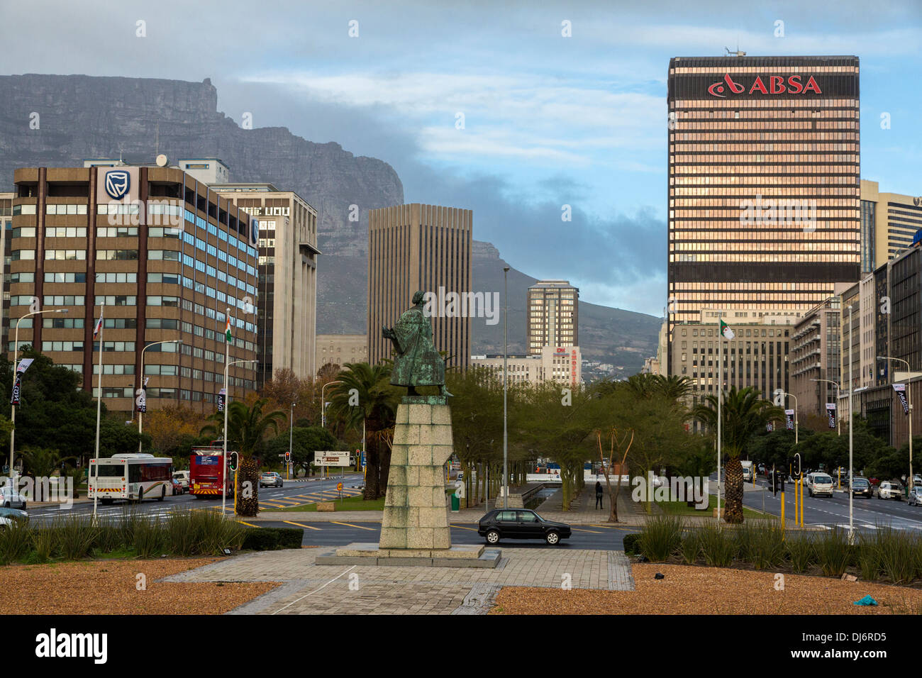 Sud Africa, Cape Town. Statua di Bartolomeo Diaz nel cerchio di traffico. Adderley Street in background. Foto Stock