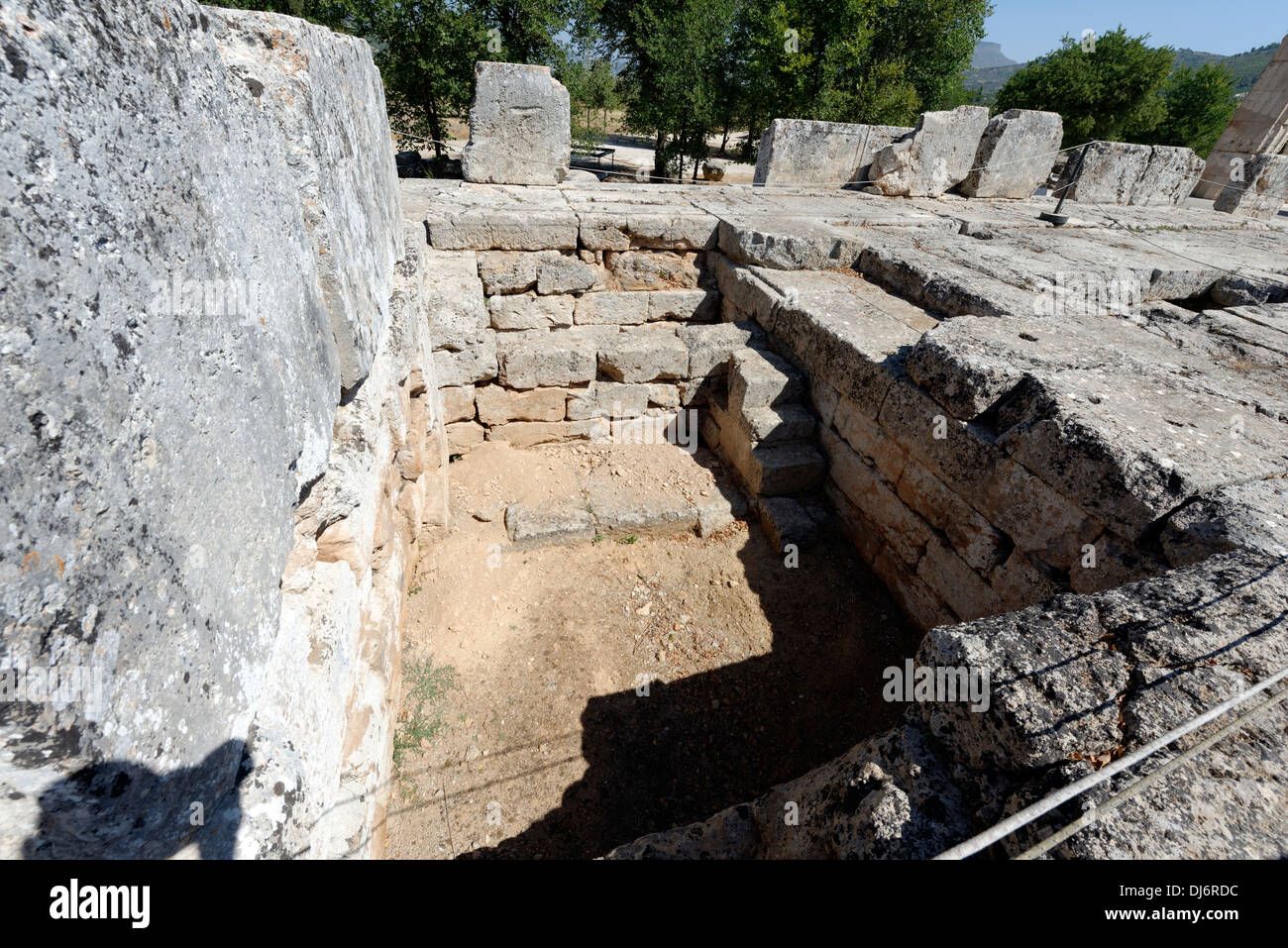 Cripta sotterranea si trova nella parte posteriore (estremità occidentale) della cella del tempio di Zeus, il Nemea Grecia. La cripta potrebbero essere state po Foto Stock